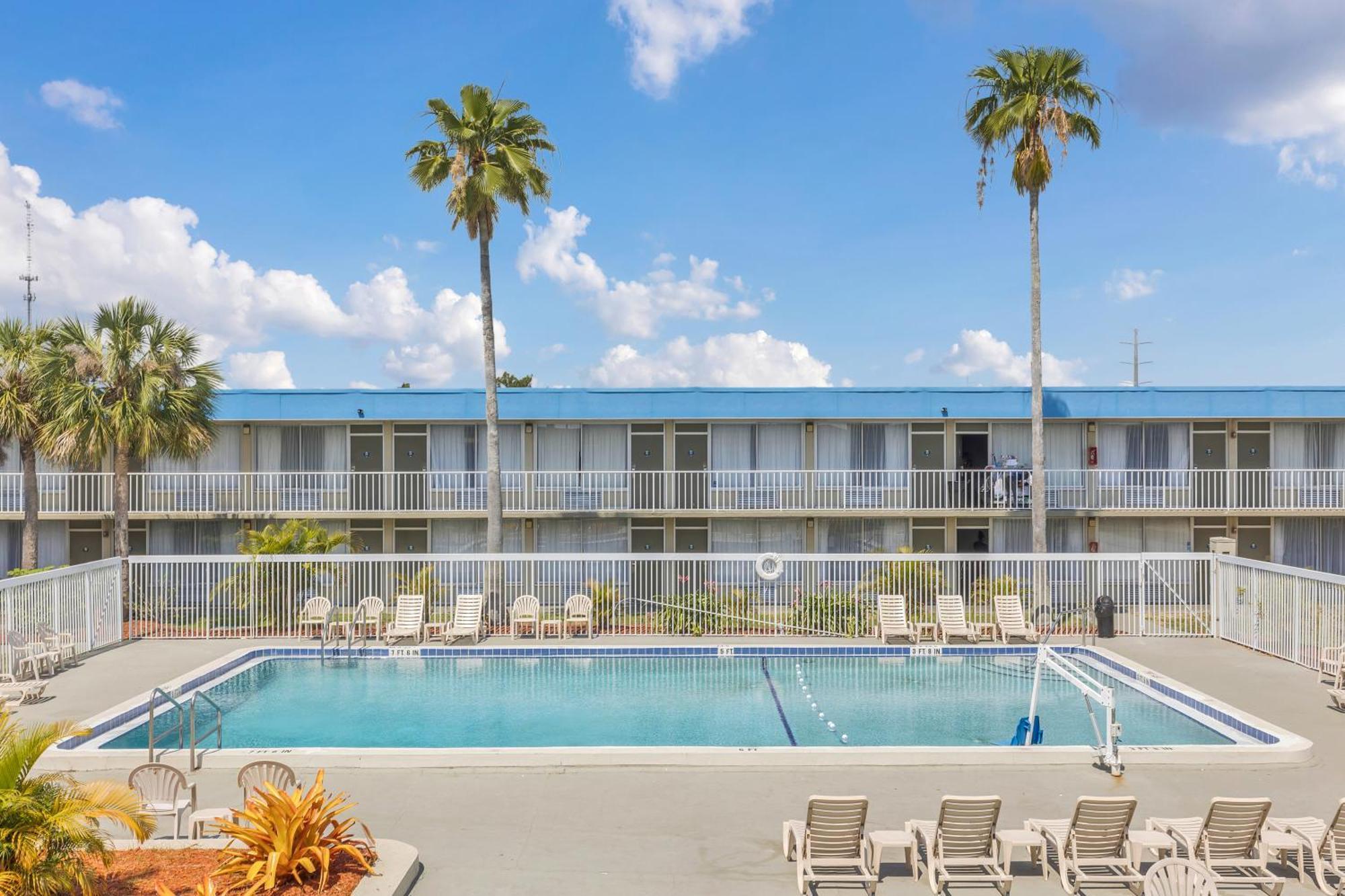 Days Inn By Wyndham Titusville Kennedy Space Center Exterior foto